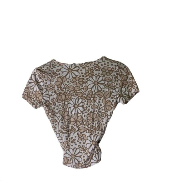 Rebellious Dreamer XS‎ Tan Floral Top - Picture 4 of 4